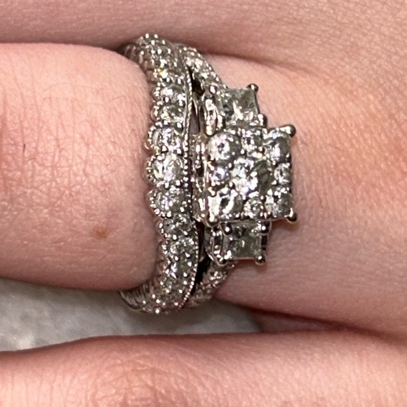 OVER 1 CTW DIAMOND RING SET WITH DIAMOND HEART ON THE SIDES. - Picture 9 of 16